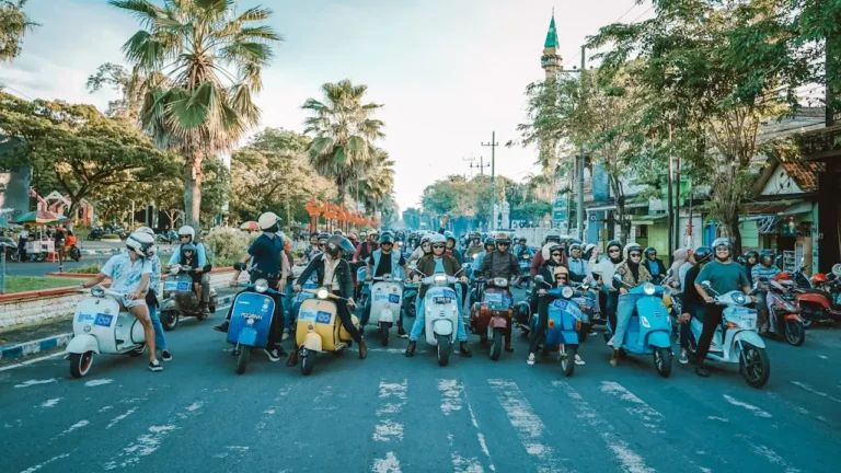 many vespa scooters next to each other