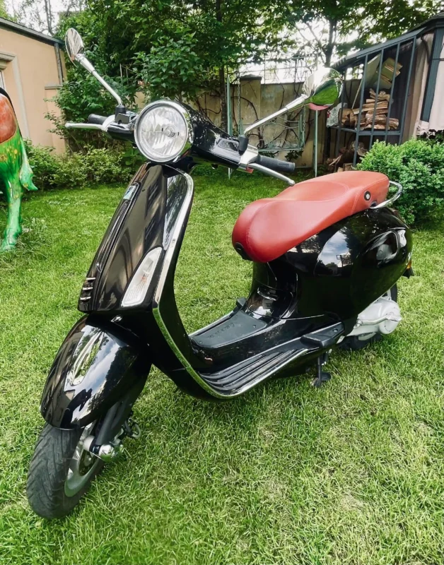 Vespa Primavera Juoda